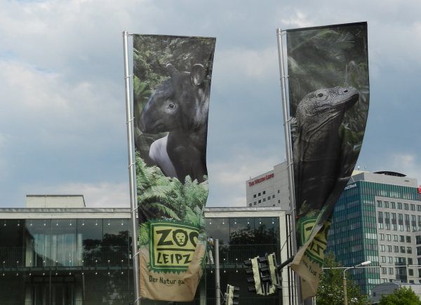 02 - Vor dem Eingangsportal.jpg